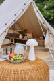 Glamping sátor a Bonami bútoraival, tárgyaival berendezve