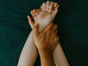 „Ha nincs orgazmusom, egy kudarc az életem” - 4 ok, amiért színleljük az orgazmust