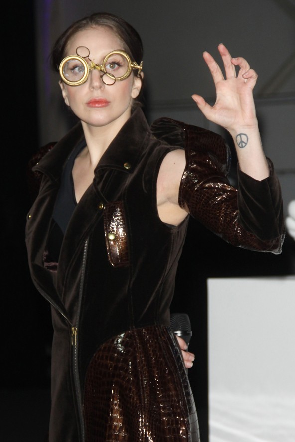 A lemezeket a pulcsik után balra találod!