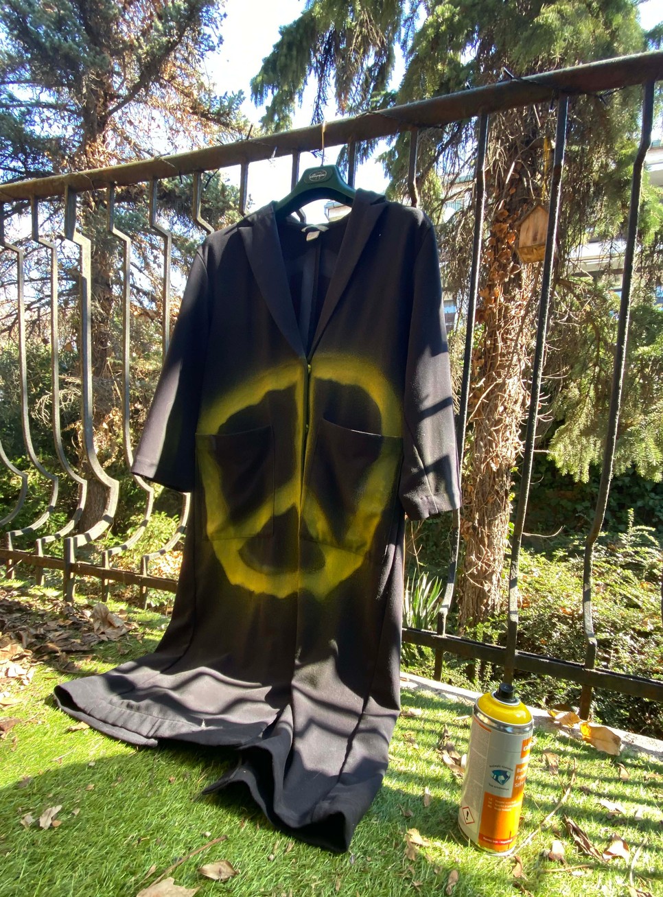 A DIY ruha egyfajta békezászlóként tűnt fel a gála közönségében, így Eke Angéla ismét fontos üzenetet közvetített