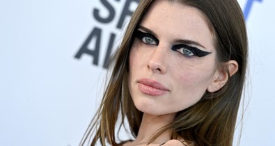 Julia Fox új szintre emelte a kis fekete fogalmát, az övé csak övekből áll