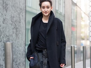 Ruhákkal vidítja fel magát a tervező