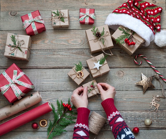 Csomagolópapírnál már csak képeslapból dobunk ki többet