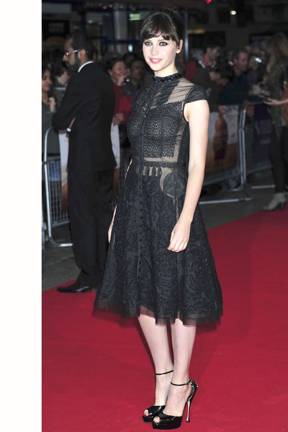 Részletgazdag fekete összeállítás az Őrülten hiányzol bemutatóján.