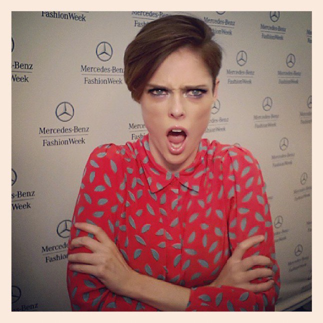 Coco Rocha megáll egy percre viccesen pózolni, amint Diane von Fürstenberg show-jára igyekszik.