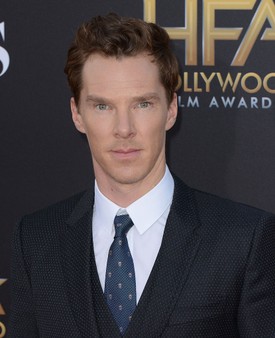Hollywood, 2014. november 14. – Benedict Cumberbatch elegáns öltönyben érkezett a 18. Hollywood Film Awards gálára. Karizmatikus megjelenése a vörös szőnyegen is visszaköszönt.