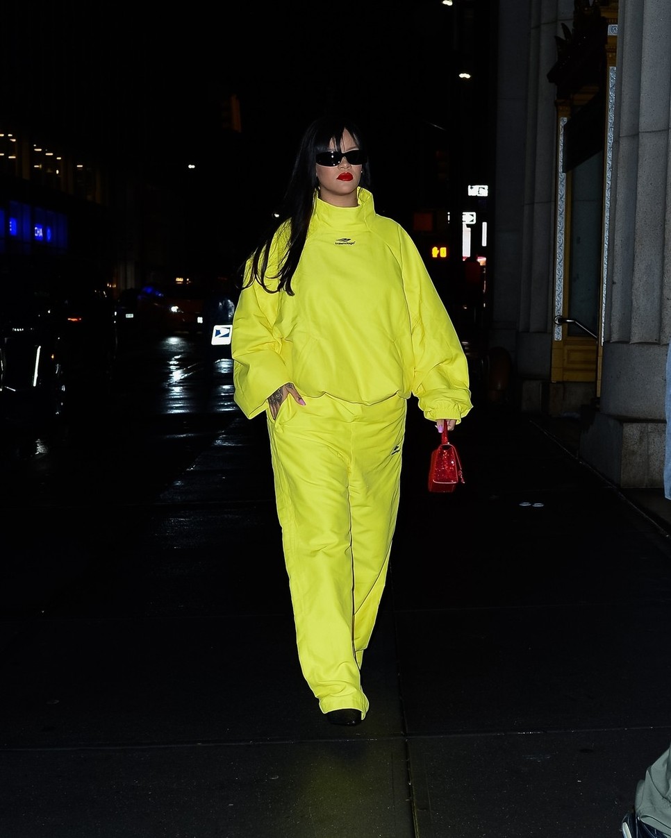 Rihannát látnod kell ebben a szerelésben