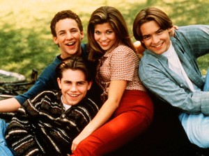 20 év után megismételték a legendás fotót a ´90-es évek ikonikus sorozatának sztárjai