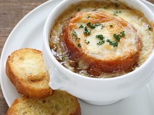 Egy nap Párizsban: készítsd el az igazi francia hagymalevest!