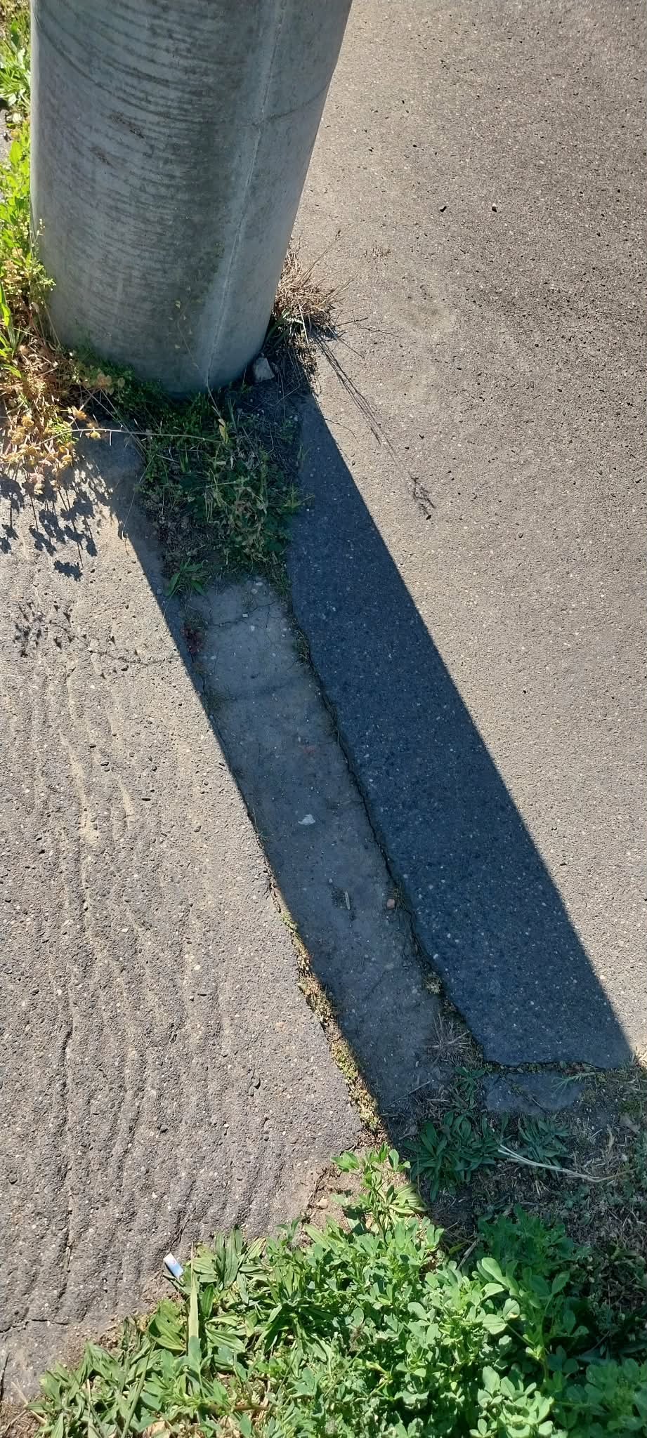 A nap egy bizonyos pontján szinte észrevehetetlen az úthiba a rávetülő árnyék miatt
