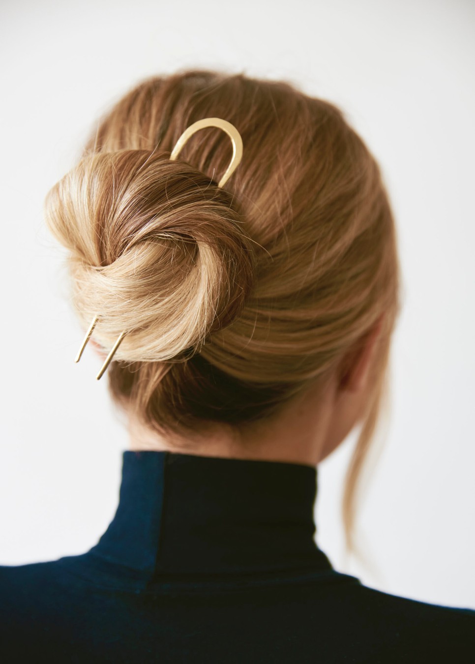 Radván Simon fodrász a The Mama Kin-nel közösen tervezte meg ezt az arany bevonatú hajékszert, amely kézzel készül.