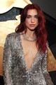 Dua Lipa vörös haja, mélyen dekoltált ruhája teljesen ellopja a show-t
