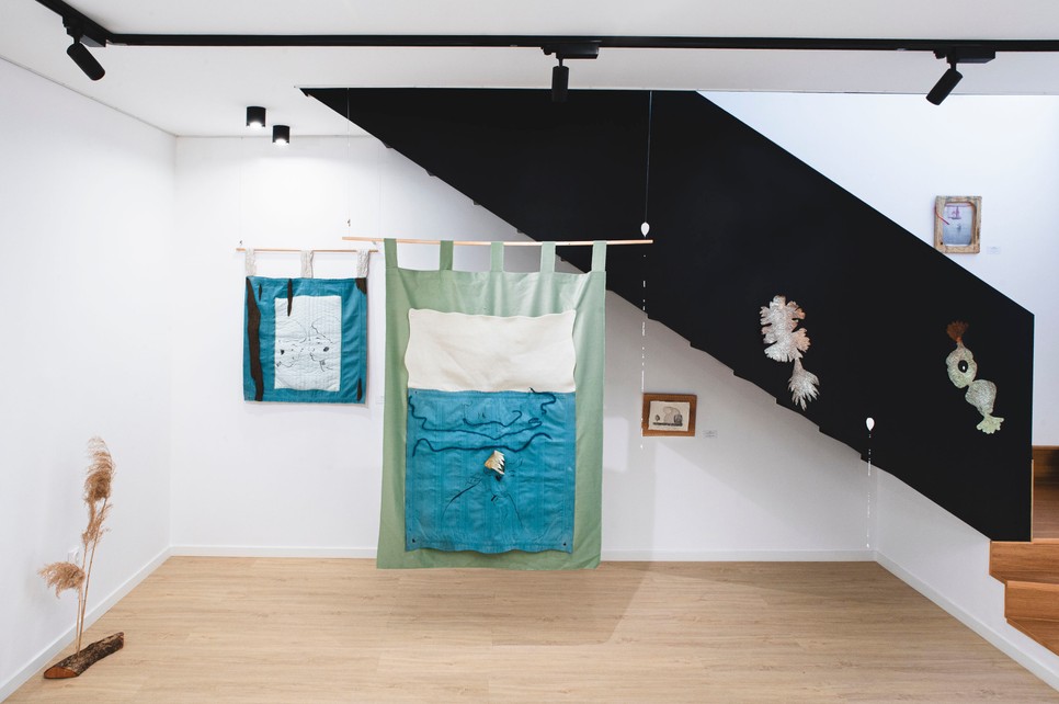 Az installációk természetes és újrahasznosított anyagokból készültek, hangsúlyozva a fenntarthatóság fontosságát.