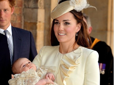 Királyi keresztelő: Kate Middleton gyönyörű krémszínű ruhában György herceggel