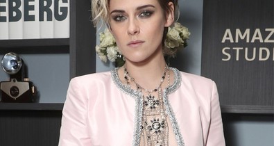 Kristen Stewart kirakta a mellét ebben a babarózsaszín Chanel ruhában