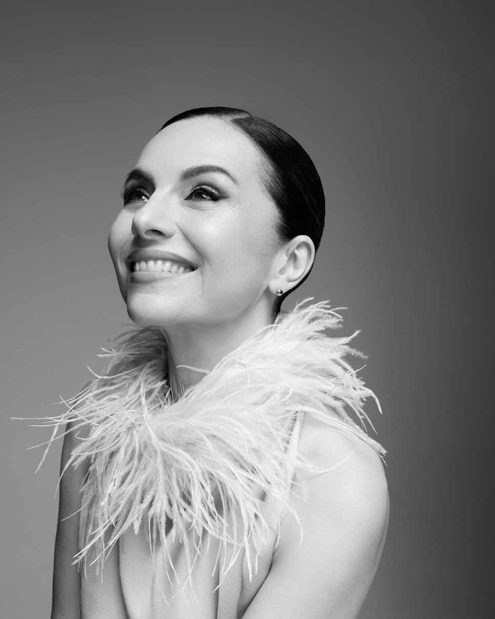 Zséda digitális címlap – Ruha MANGO, Fülbevaló COS