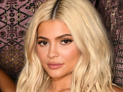Kylie Jenner babája mini Kylienak öltözött, és elképesztően aranyos lett az eredmény