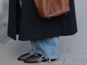 Felejtsd el a meztelen balerinákat, megérkezett az új trend, az új illúzió cipő