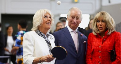 Károly király történelmet írt, Kamilla királyné pingpongozott Franciaországban