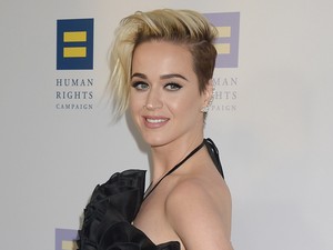 Katy Perry hol találta ez a lehetetlen ruhát?