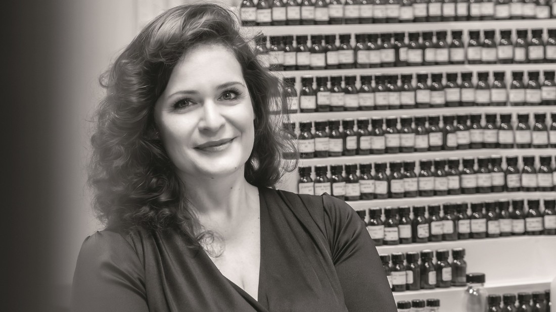 Minya Viktória az első magyar parfümőr, aki a parfümkészítés bölcsőjében tanulhatta ki a mesterséget