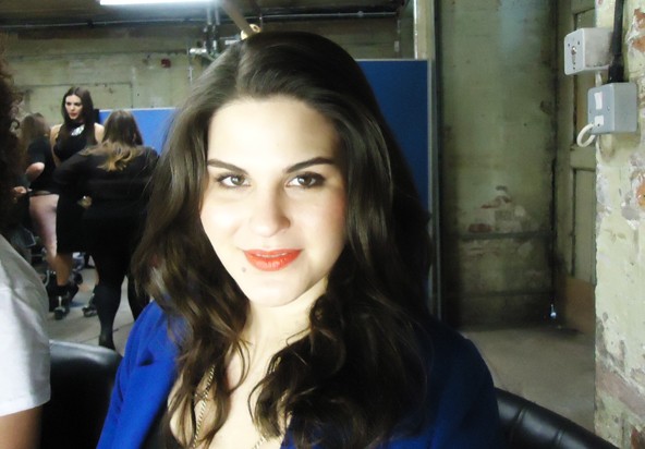 Farkas Évi már sminkben az esti divatbemutatóra