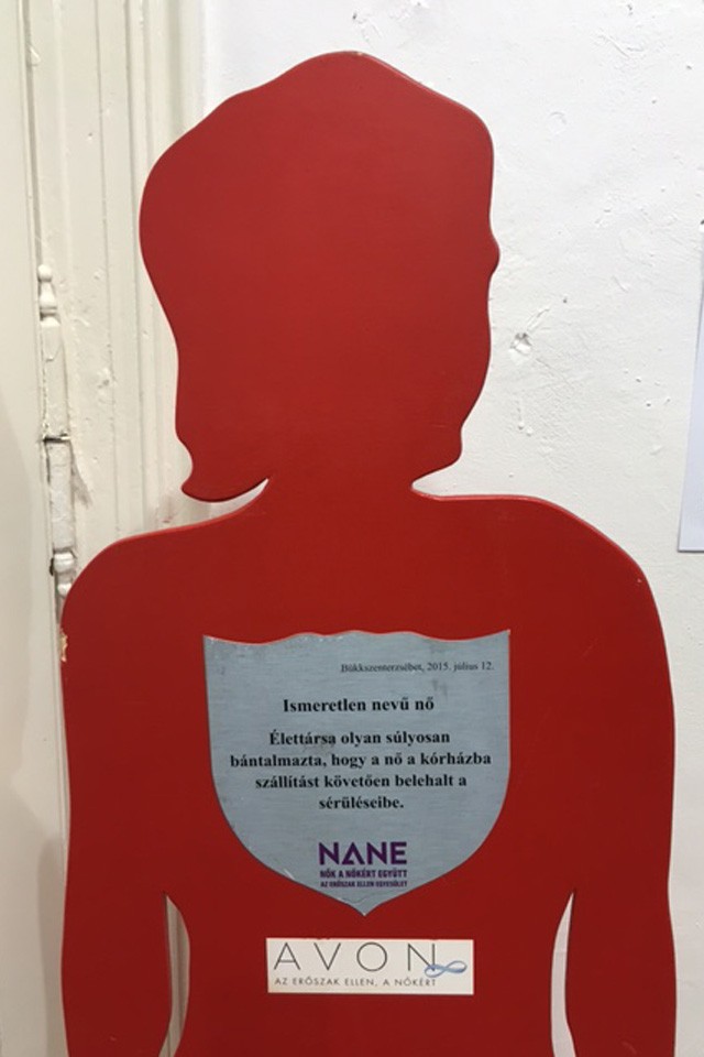 A #VANKEPEMHOZZA fotókiállítás lerántotta a leplet a családon belüli erőszakról