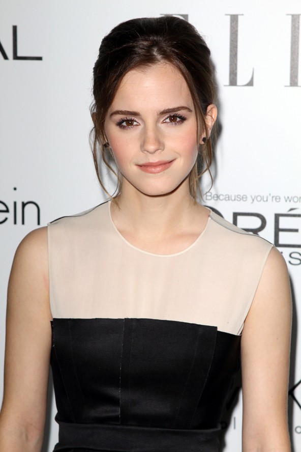 Hasonló frizura a Burberry bemutatón viselthez. Elkészítése roppant egyszerű.