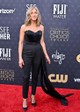 Jennifer Aniston egy klasszikus fekete Dolce & Gabbana kezeslábast viselt 