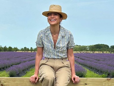 Jennifer Lopez elhozta nekünk a nyár leglazább trendjét: hódít a cottagecore