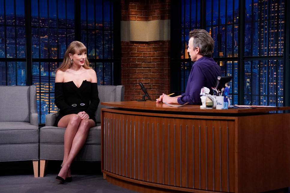 Taylor Swift bársony nadrágkosztümje lesz az ünnepek kedvenc darabja