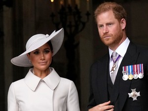 A király család hivatalosan is megvált Meghan Markle-től és Harry hercegtől