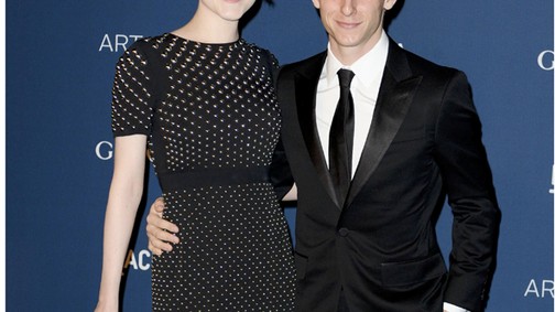 Szingli anyuka lett a legdögösebb hollywoodi vörös