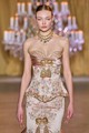 Zuhair Murad tavaly nyári haute couture-bemutatóján is visszaköszönt a Bridgerton stílusa, a regencycore
