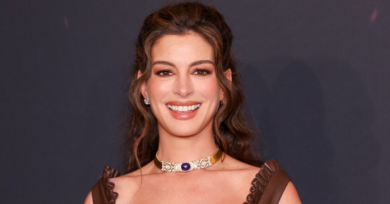Anne Hathaway hálós meztelenfelsőben villantotta meg kerekedő pocakját, valami csodaszép kismama