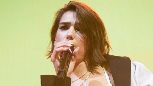 Egy szál melltartóban, és szuperkockás hassal demonstrál Dua Lipa