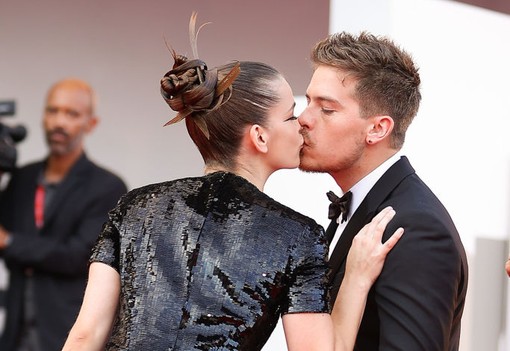 8 forró fotó a Palvin Barbara és Dylan Sprouse párosról, amiről el sem hisszük, hogy a nyilvánosság előtt készült