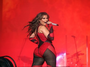 Végre egy nem tökéletes női test, amire büszke a tulajdonosa: Nelly Furtado bikinis fotóját minden nőnek és férfinak ünnepelnie kellene