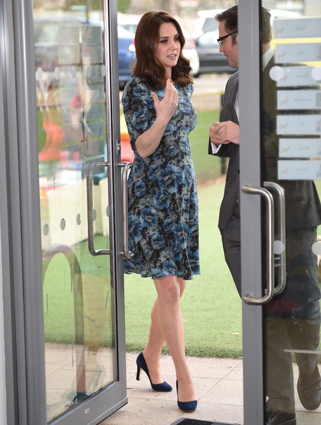 Kate Middleton egy Seraphine kismamaruhában