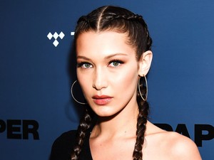 Bella Hadid alakja csodás, de a ruhájától kisül a szemed