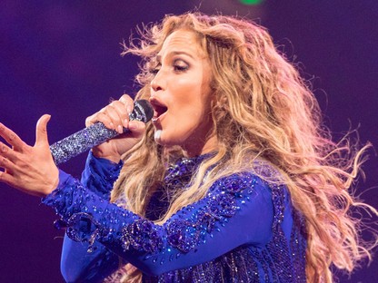 Miért hordanak mindig neccharisnyát az énekesnők fellépéskor?