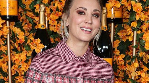 Három hónappal vállműtétje után Kaley Cuoco úgy edz, hogy nekünk is fáj