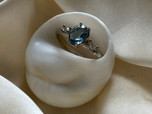 A tökéletes eljegyzési gyűrű igazodik a jövendőbeli menyasszony szemszínéhez, a doboza pedig elfér egy farzsebben