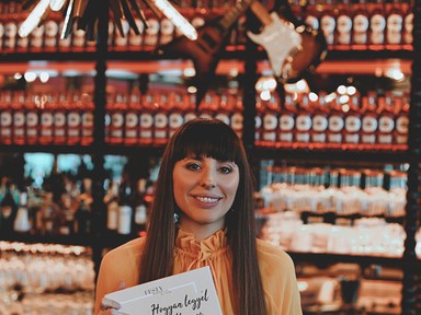 Az influenszerek különös világáról írt könyvet Festy, a legismertebb divatblogger