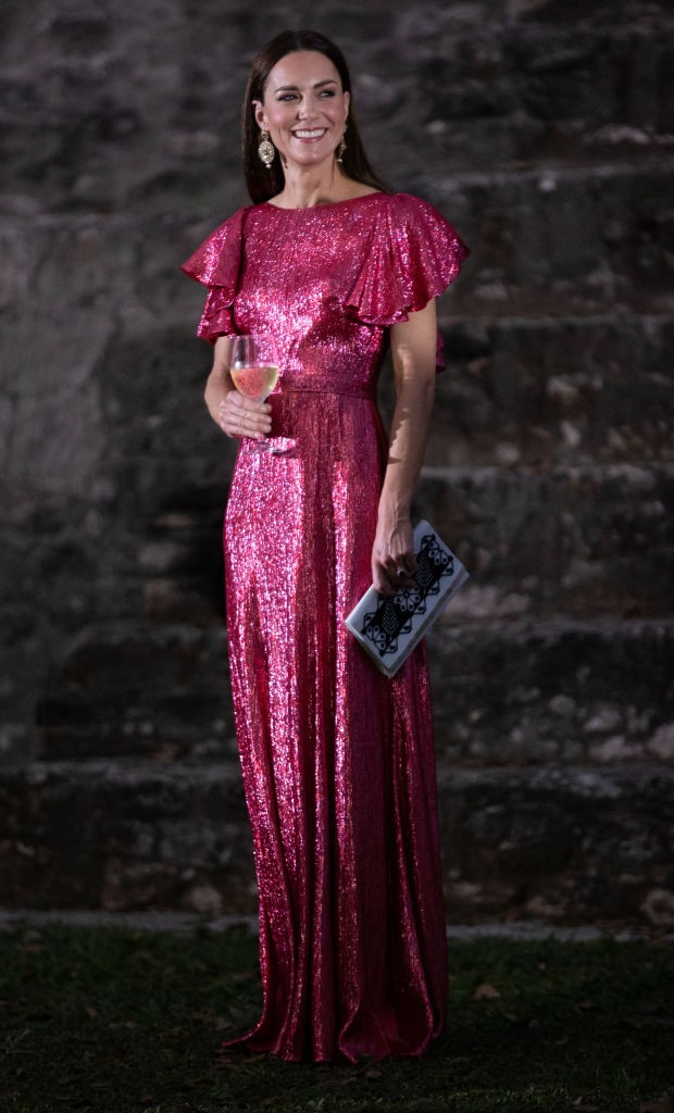 Katalin hercegnének van egy említésre méltó Barbie-rózsaszín estélyije, aminek a látványával nem tudunk betelni. A The Vampire's Wife divatmárka vibráló rózsaszín, valamint csillogó és irizáló selyem-sifon ruháját egy pár ezüst Jimmy Choo magassarkúval párosította és mi imádjuk. A csillogásból egyszerűen soha nem elég!