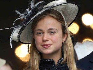 Botrány: Vilmos és Harry herceg unokatestvére pucér kebleit mutogatja a strandon