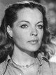 Romy Schneider a Bloodline forgatásán, 1979-ben. Bár szépsége mit sem fakult, arcán és szemében ott volt már minden, amit az élet adott – és elvett. Ez a pillanat tökéletesen visszaadja azt az érett, drámai erőt, ami utolsó éveiben meghatározta a játékát.