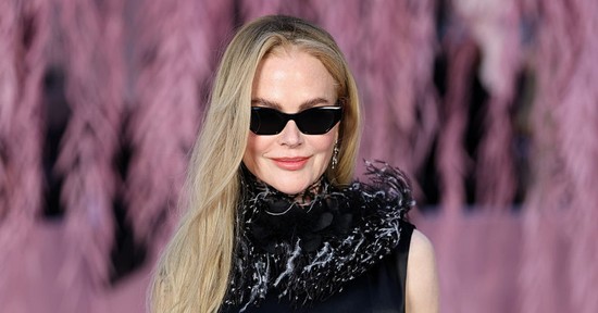 Nicole Kidman kis fekete Chanel ruhája maga az álom, csak úgy ragyogott a párizsi divathéten