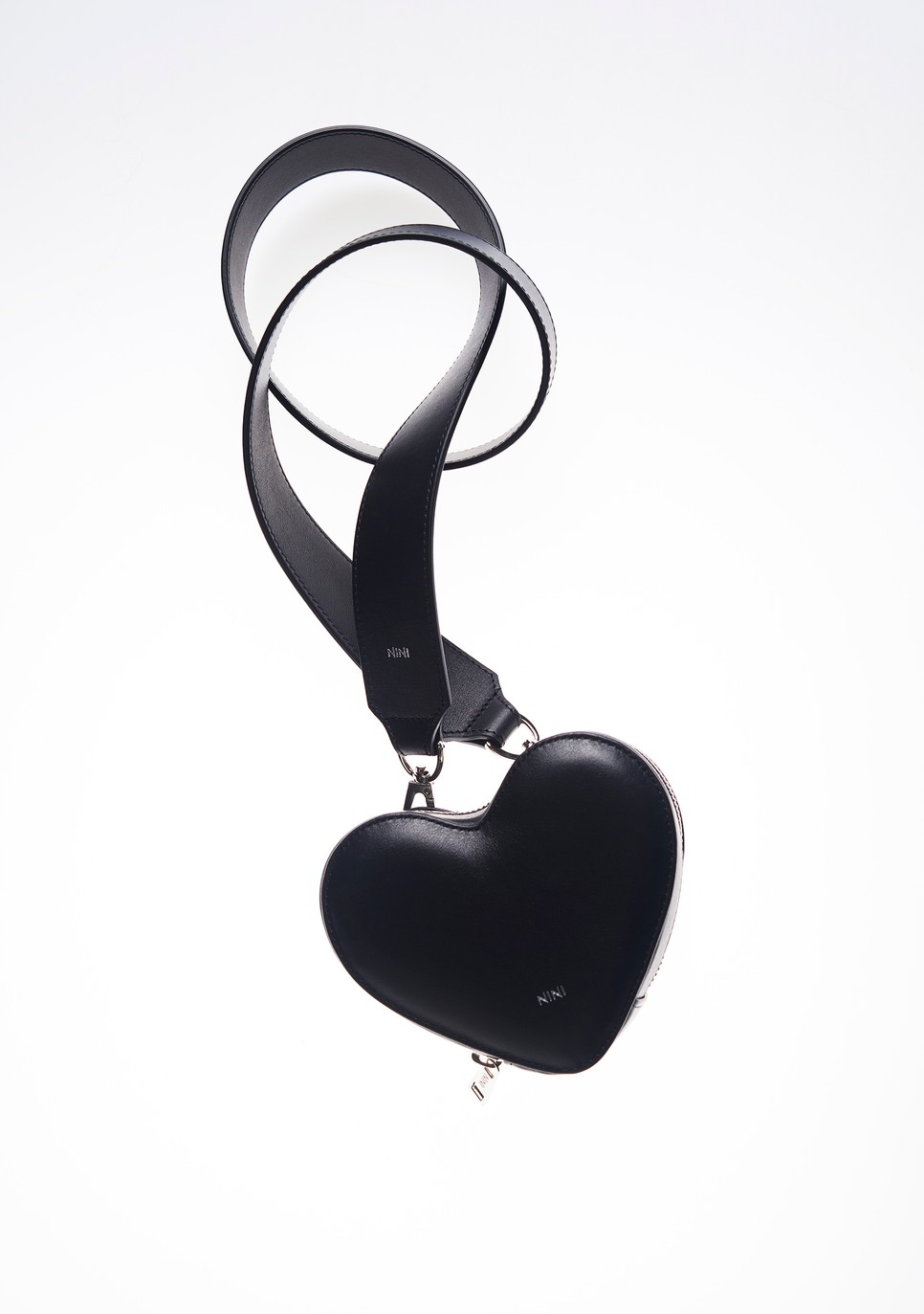 A NINI Micro Love bag feketében is kapható, ha kicsit darkos a hangulatod, amit tökéletesen megértünk