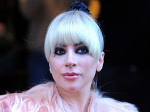 Jé, Lady Gaga óriási Ikea-táskának öltözött be